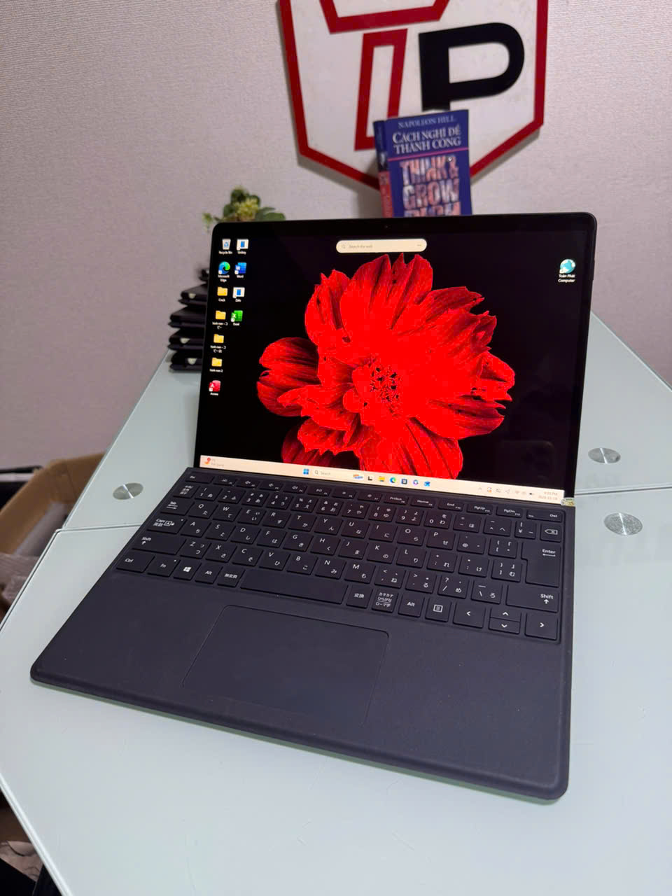 Surface Pro X / Microsoft SQ1 / RAM 8GB / SSD 128GB / 13 inch 2k+